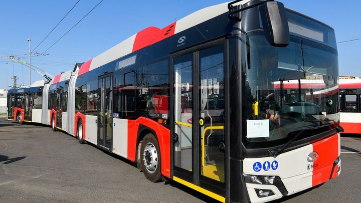 V plzeňské Škodě připravují obří trolejbusy pro Prahu. Jezdit budou na letiště