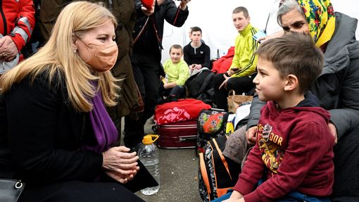 Slovenská prezidentka Zuzana Čaputová navštívila u hraničního přechodu Ubla lidi prchající z Ukrajiny.