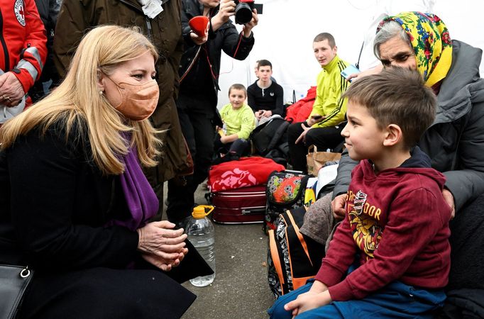 Slovenská prezidentka Zuzana Čaputová navštívila u hraničního přechodu Ubla lidi prchající z Ukrajiny.