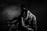 Heba Khamisová (Egypt): Zakázaná krása. Ženy v Kamerunu žehlí horkými předměty prsa děvčat ve věku od 8 do 12 let. Věří, že pak neporostou a dívky tak budou uchráněny před zneužitím a znásilněním.