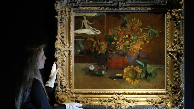 Gauguinovo zátiší Nature Morte à "L´Espérance" vzniklo v roce 1901 na Tahiti a je jedním ze čtyř obrazů z toho roku zachycujících slunečnice, tedy oblíbené téma Vincenta van Gogha.
