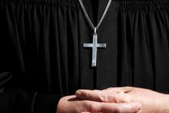 Třiaosmdesátiletý kněz dal při křtu facku plačícímu dítěti, francouzská církev ho suspendovala