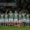 Fotbalisté Sportingu Lisabon drží minutu ticha za Davideho Astoriho před utkáním s Viktorií Plzeň