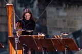 Daniela Hopea doprovodí český Epoque Orchestra s harfou a varhanice Katta.