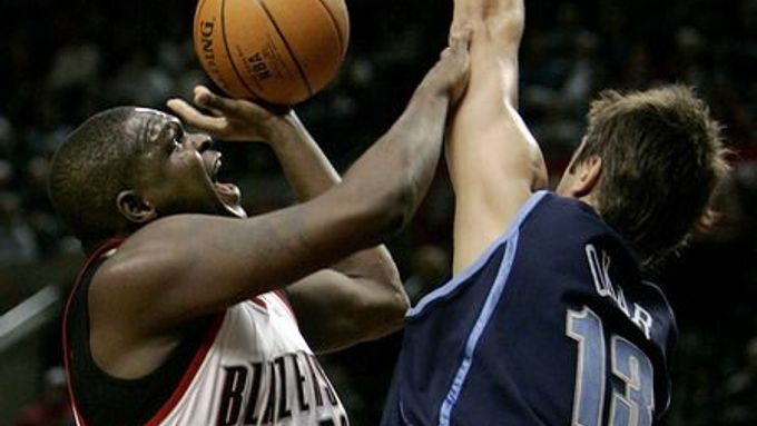Zach Randolph z Portlandu (vlevo) v souboji s hráčem Utahu Mehmetem Okurem.