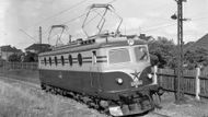 První prototyp Bobiny se těsně po vyrobení oživoval na zkušebním úseku přímo v areálu továrny v plzeňských Doudlevcích. V roce 1953 to byl jediný úsek v celém Československu elektrifikovaný napěťovou soustavou 3000 Voltů.