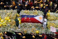 Filipínci se naposledy loučí s ikonou sametové revoluce