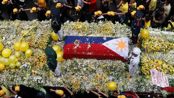 Pohřební průvod Manilou