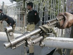 V Pákistánu byl vyhlášen výjimečný stav. Policisté střeží budovu soudu v Láhauru