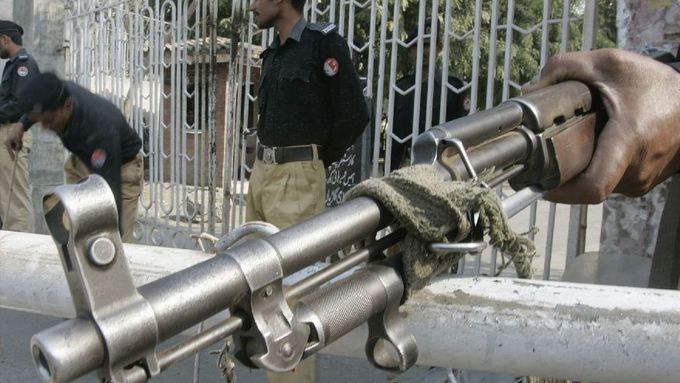 V Pákistánu byl vyhlášen výjimečný stav. Policisté střeží budovu soudu v Láhauru