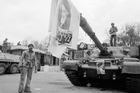 Vítězství. Prapor s tváří Chomejního na hlavním tanku 13. února 1979 v komplexu paláce Niavaran, sídle šáha.