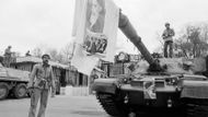 Vítězství. Prapor s tváří Chomejního na hlavním tanku 13. února 1979 v komplexu paláce Niavaran, sídle šáha.