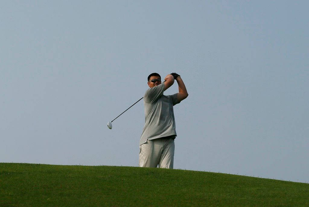 Celebrity hrají golf (basketbalista Jao Ming)