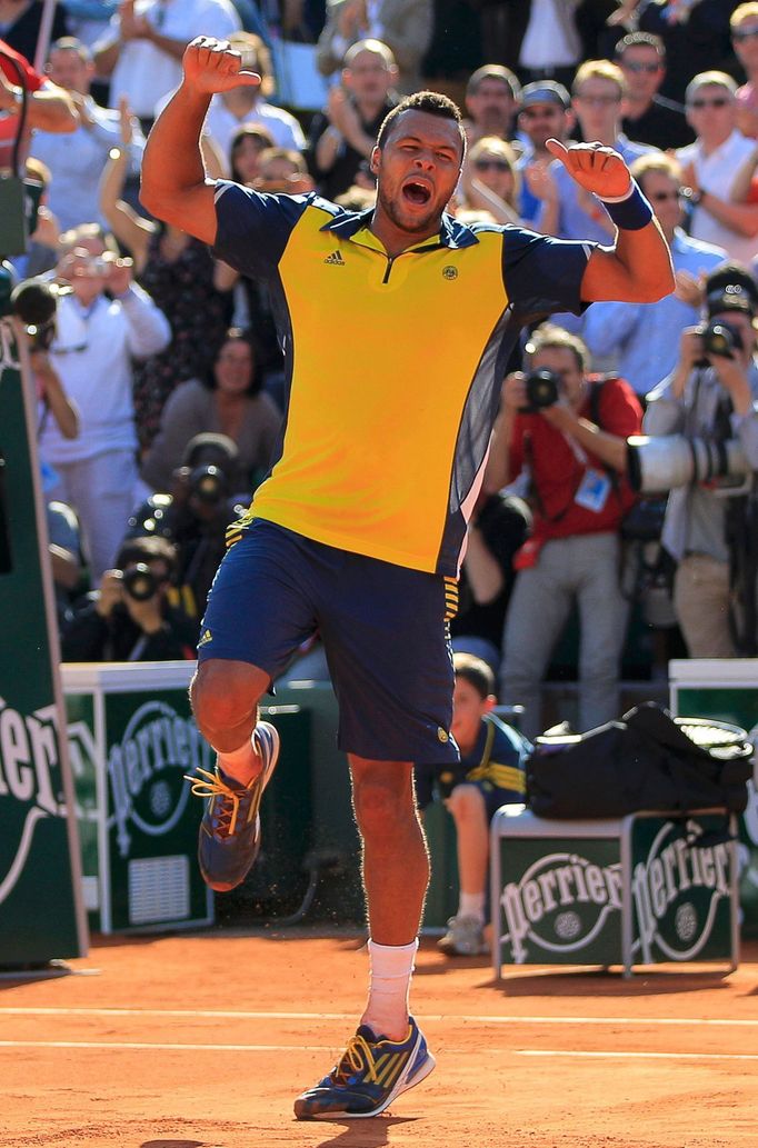 Jo-Wilfried Tsonga v zápase s Rogerem Federerem na French Open 2013