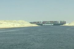 Obří loď zablokovala Suez. Vyproštění se komplikuje, světové dopravě hrozí kolaps