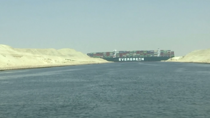 Obří loď zablokovala Suez. Vyproštění se komplikuje, světové dopravě hrozí kolaps