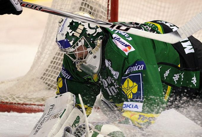 A potom přišlo semifinále. Sérii Českých Budějovic s Karlovými Vary začali lépe Jihočeši, ale Energie doma srovnala na 2:2. Hlavně díky Lukáši Mensatorovi (HC Energie Karlovy Vary), jenž přredvedl hodně bezchybných zákroků.