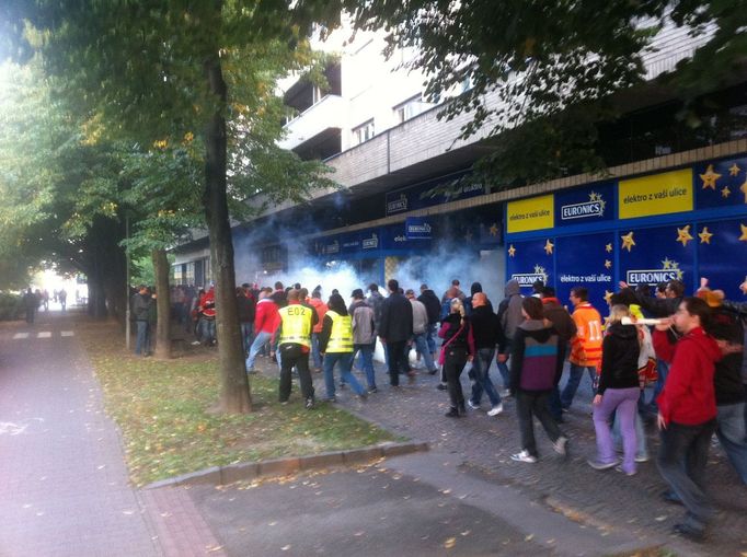 ELH, Pardubice - Hradec Králové: pochod fanoušků HK v Pardubicích