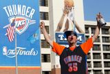 Fanoušek Oklahomy má jasno, Thunder letos získají titul premiérový titul šampiona NBA.