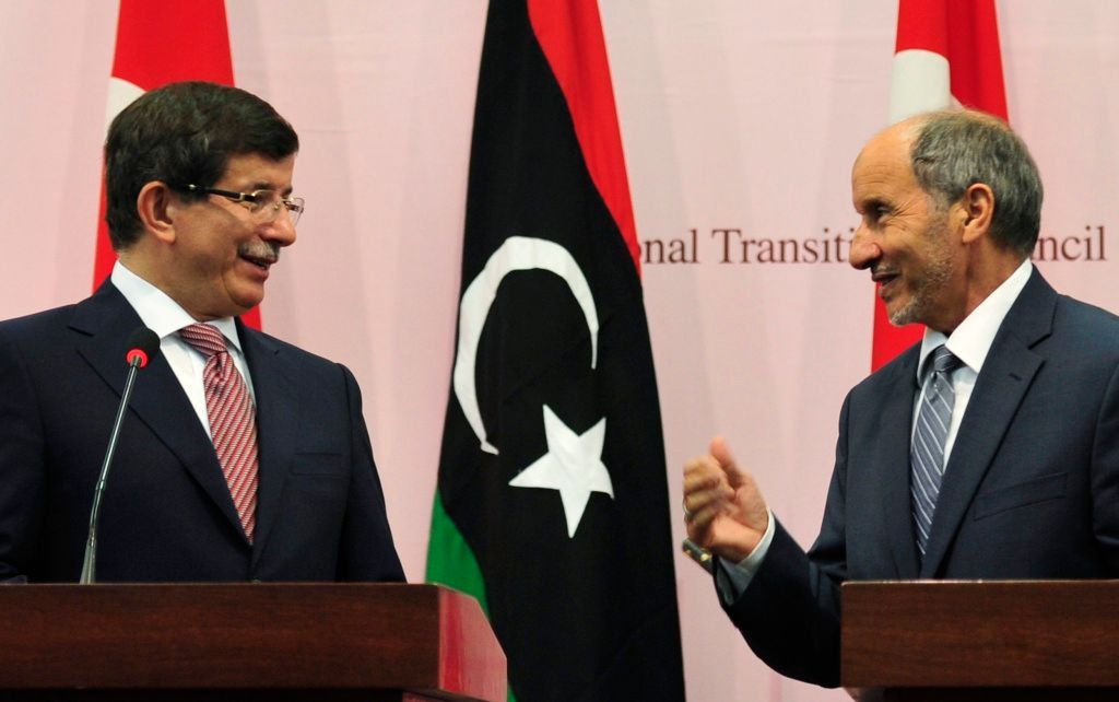 Libye - Předseda Národní prozatímní rady Mustafa Abdal Džalíl (vpravo)
