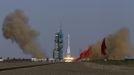 The Long March II-F rocket loaded with a Shenzhou-9 manned spacecraft carrying Chinese astronauts Jing Haipeng, Liu Wang and Liu Yang lifts off from the launch pad in the Jiuquan Satellite Launch Center, Gansu province June 16, 2012. China launched the spacecraft putting its first woman, 33-year-old female fighter pilot Liu Yang, in orbit on Saturday as the country takes its latest step towards building a space station within the decade. REUTERS/Jason Lee (CHINA - Tags: MILITARY SCIENCE TECHNOLOGY TPX IMAGES OF THE DAY) Published: Čer. 16, 2012, 11:27 dop.