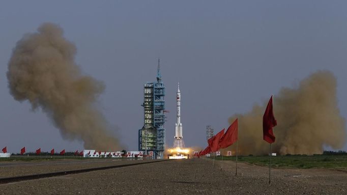 The Long March II-F rocket loaded with a Shenzhou-9 manned spacecraft carrying Chinese astronauts Jing Haipeng, Liu Wang and Liu Yang lifts off from the launch pad in the Jiuquan Satellite Launch Center, Gansu province June 16, 2012. China launched the spacecraft putting its first woman, 33-year-old female fighter pilot Liu Yang, in orbit on Saturday as the country takes its latest step towards building a space station within the decade. REUTERS/Jason Lee (CHINA - Tags: MILITARY SCIENCE TECHNOLOGY TPX IMAGES OF THE DAY) Published: Čer. 16, 2012, 11:27 dop.