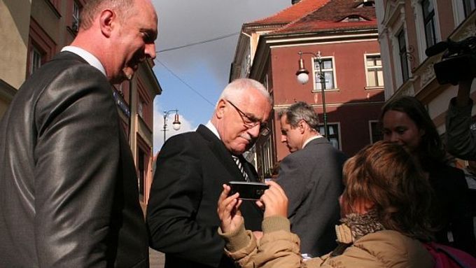 Dosluhující hejtman a kandidát ODS do Senátu Petr Skokan (vlevo) s prezidentem Klausem v ulicích České Lípy