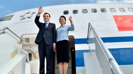 Čínský premiér Li Kche-čchiang se svojí manželkou Čcheng Chung během návštěvy etiopské Addis Abeby.