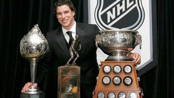 Sidney Crosby z Pittsburghu pózuje se všemi trofejemi, které dostal při galavečeru NHL. Zleva Hart Trophy, Lester B. Pearson Award a Art Ross Trophy.
