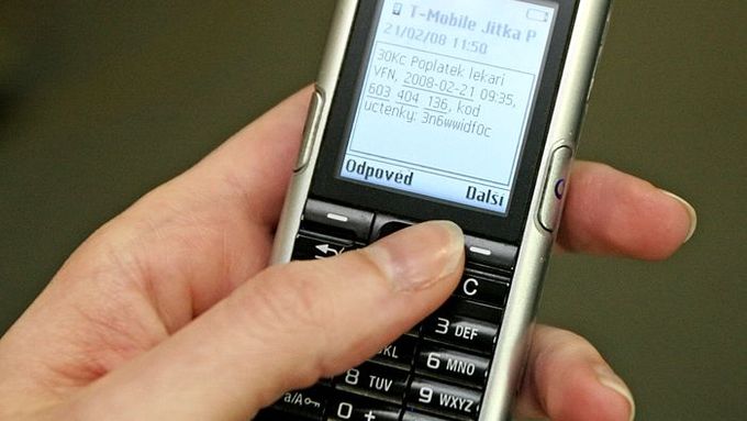Cestující Dopravního podniku Ostrava mohou od 1. října kupovat jízdenky přes mobil. Stačí odeslat textovou zprávu za 25 korun.