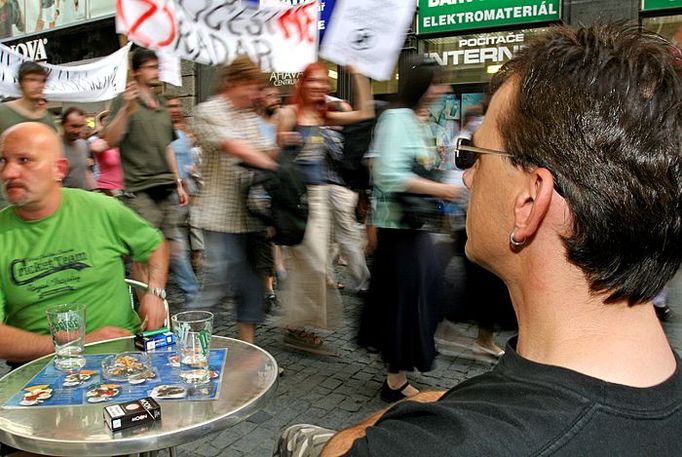 Mnozí turisté odpočívající ve stínu některé z kaváren v centru Prahy byli hlasitě skandujícím průvodem poněkud zaskočeni.