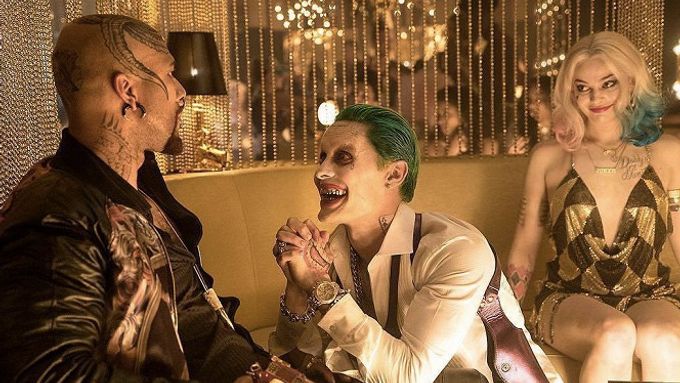 Jared Leto (uprostřed) v ne úplně povedené roli Jokera ve warnerovském Sebevražedném oddílu.