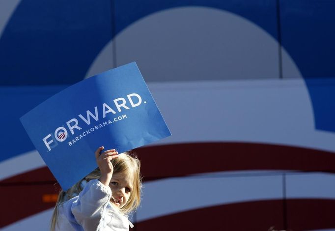 A child holds a campaign sign for U.S. President Barack Obama as former U.S. President Bill Clinton stumps for Obama at a campaign event at the Dover Elks Club Lodge in Dover, New Hampshire November 4, 2012. REUTERS/Jessica Rinaldi (UNITED STATES - Tags: POLITICS ELECTIONS USA PRESIDENTIAL ELECTION) Published: Lis. 4, 2012, 8:13 odp.