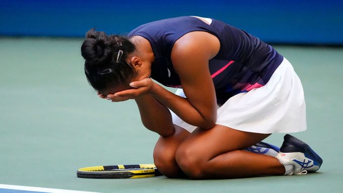 Leylah Fernandezová pláče štěstím poté, co ve čtvrtfinále US Open vyřadila Elinu Svitolinovou
