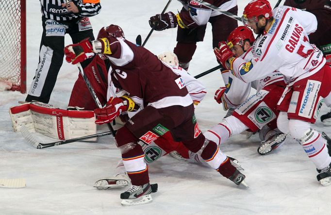 Hokej, extraliga, Sparta - Třinec: Michal Broš - Lukáš Galvas