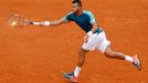 Francouzský tenista Jo-Wilfried Tsonga returnuje proti Italovi Fabiu Fogninimu během 3. kola French Open 2012.