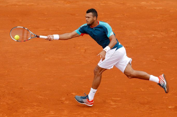 Francouzský tenista Jo-Wilfried Tsonga returnuje proti Italovi Fabiu Fogninimu během 3. kola French Open 2012.