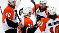 Hokejisté Philadelphie se radují z gólu Dannyho Briereho.