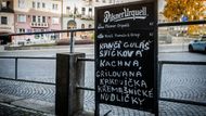 Menu před vchodem do restaurace se může zdát jako každé jiné...