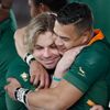 Jihoafričané Faf de Klerk a Cheslin Kolbe slaví titul mistrů světa po finále MS 2019 s Anglií