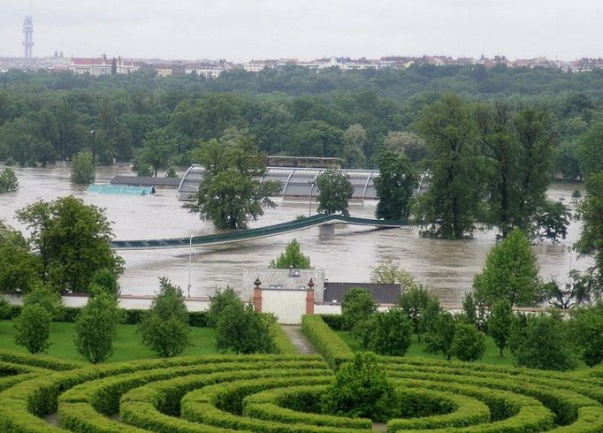 Troja: lávka a zámecká zahrada z vinice.