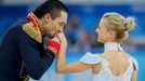 Maxim Trankov a Tatiana Volosozhar z Ruska při týmové krasobruslařské soutěži