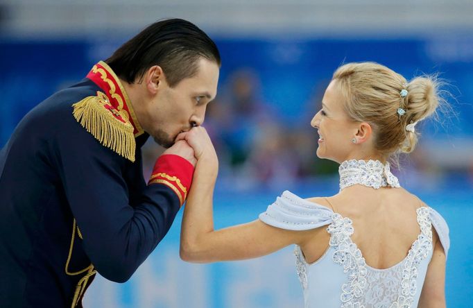 Maxim Trankov a Tatiana Volosozhar z Ruska při týmové krasobruslařské soutěži