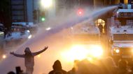 Policie v jednu chvíli použila obušky a vodní dělo. Dvě rány obuškem zasáhly jednoho z mužů do nohy, vodní dělo pak rozehnalo skupinu násilníků.