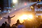 Policie v jednu chvíli použila obušky a vodní dělo. Dvě rány obuškem zasáhly jednoho z mužů do nohy, vodní dělo pak rozehnalo skupinu násilníků.