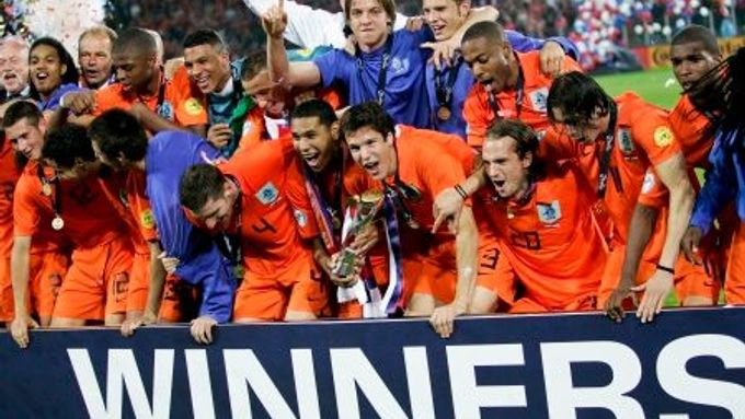 Mladí Nizozemci slaví, porazili Srbsko a stali se evropskými šampiony.