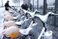 Západ Evropy zaskočil nový sníh, doprava vázne