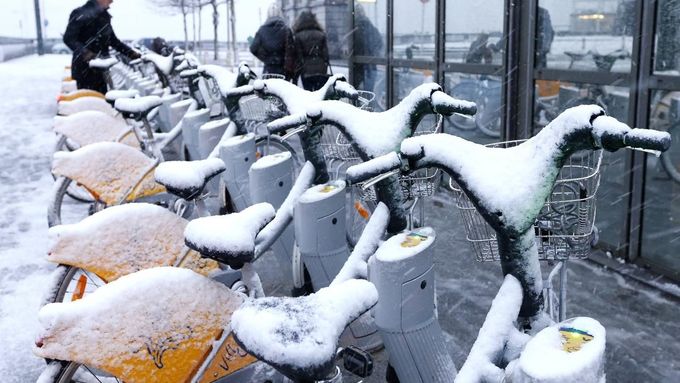 Osm centimetrů sněhu přikrylo například Brusel. (7. prosince 2012)