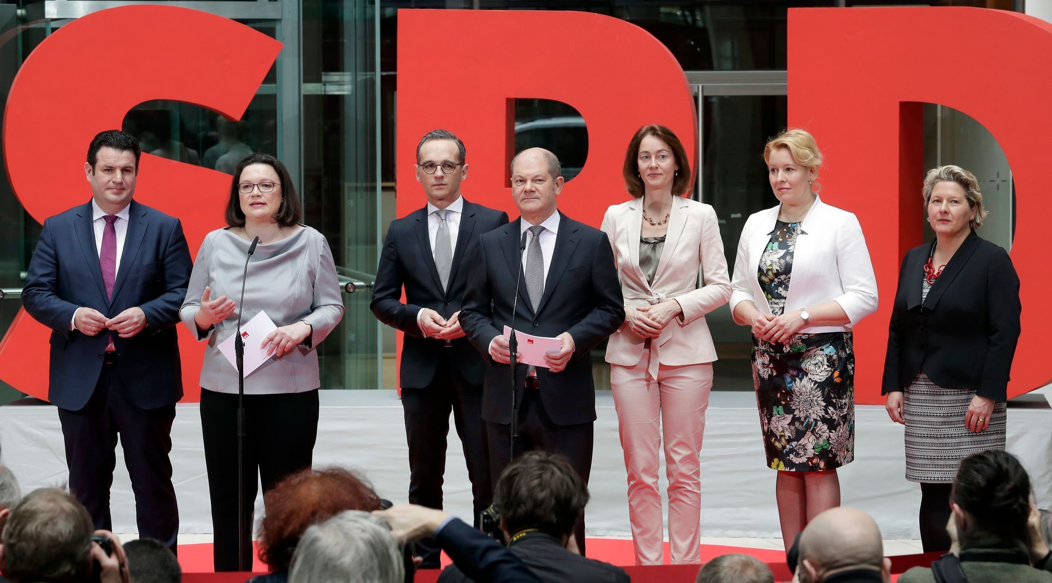 Německá SPD představila své nové ministry.