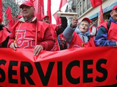 Členové Evropské obchodní unie demonstrují proti směrnici o službách ve Štrasburku.